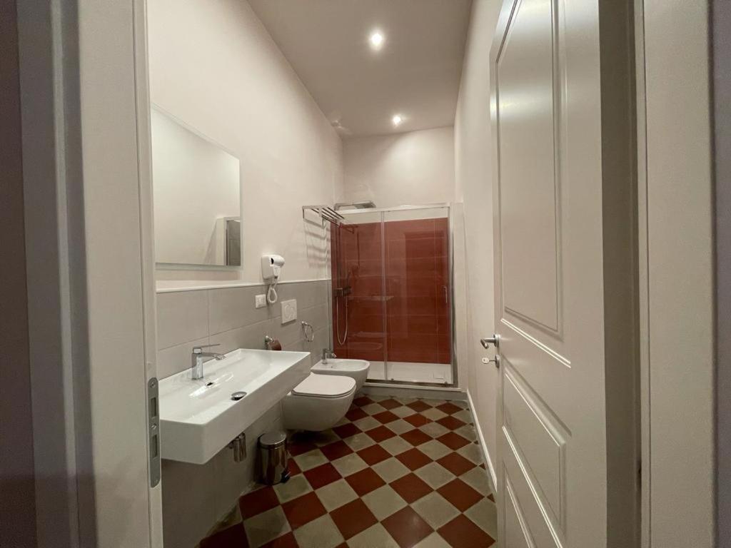 B&B Romeo Luxury Rooms คาตาเนีย ภายนอก รูปภาพ