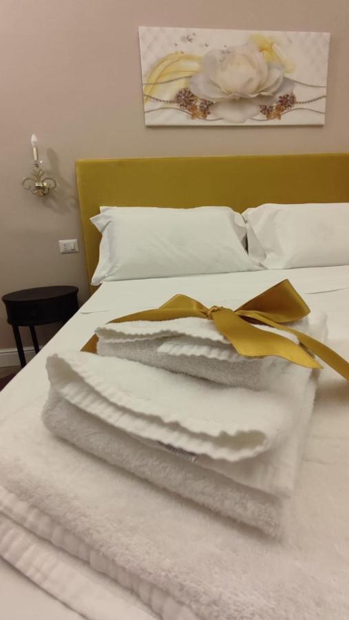 B&B Romeo Luxury Rooms คาตาเนีย ภายนอก รูปภาพ