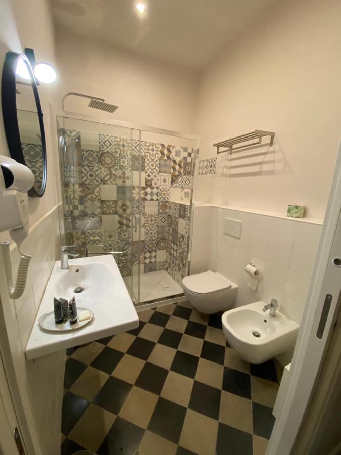 B&B Romeo Luxury Rooms คาตาเนีย ภายนอก รูปภาพ