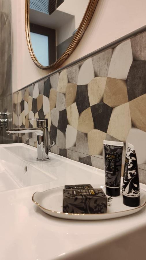 B&B Romeo Luxury Rooms คาตาเนีย ภายนอก รูปภาพ