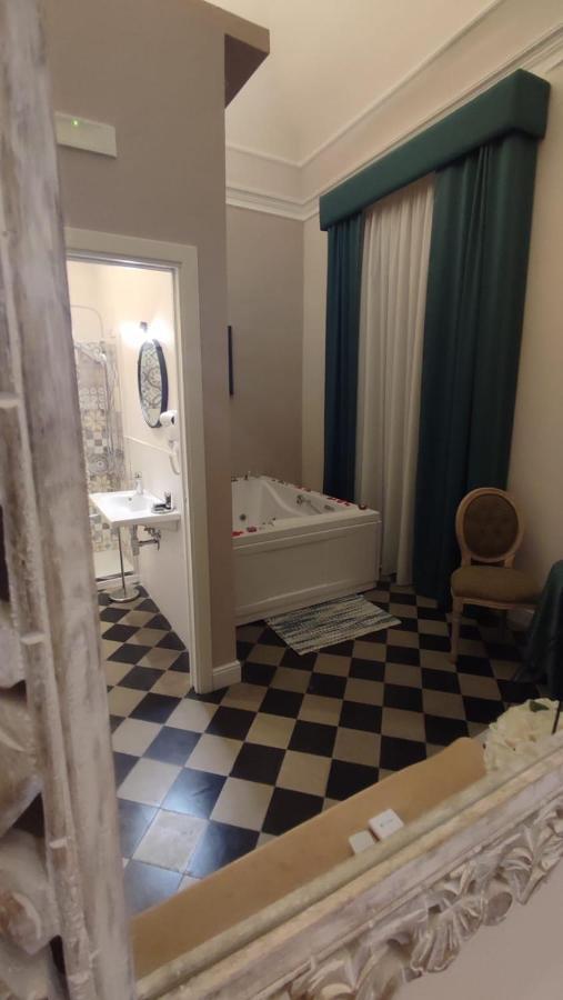 B&B Romeo Luxury Rooms คาตาเนีย ภายนอก รูปภาพ