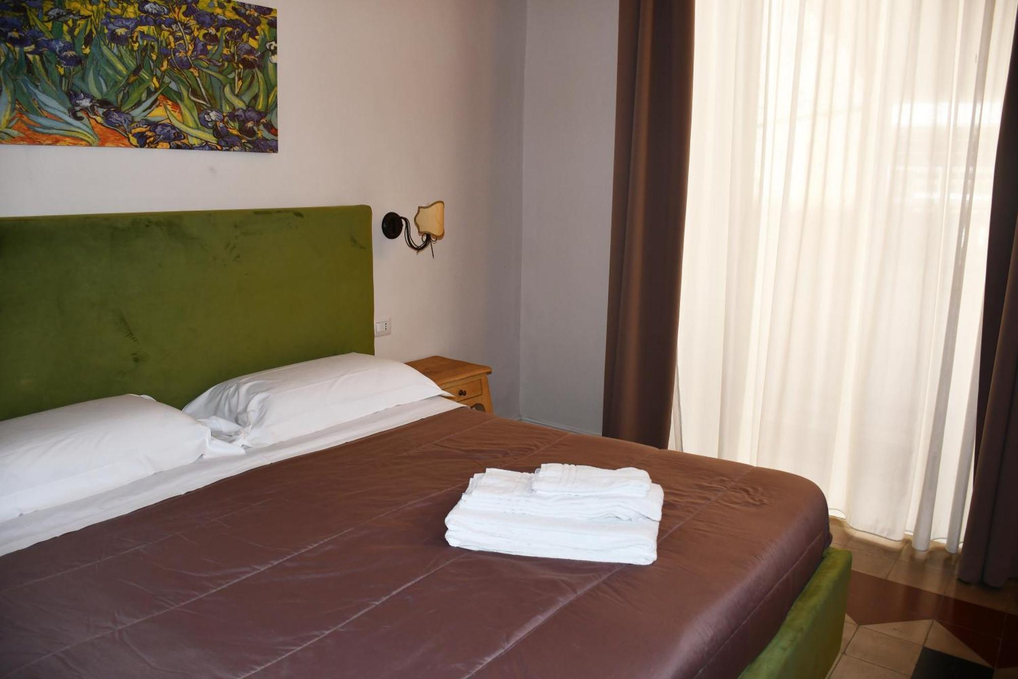 B&B Romeo Luxury Rooms คาตาเนีย ภายนอก รูปภาพ